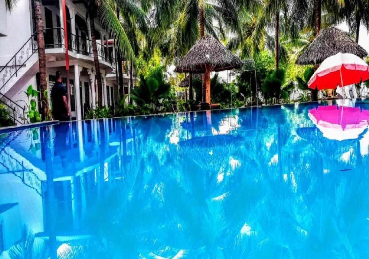 Crescent Sea Resort ニラヴェリ エクステリア 写真